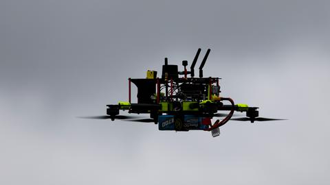Eine sogenannte Jägerdrohne fliegt vor grauem Himmel.