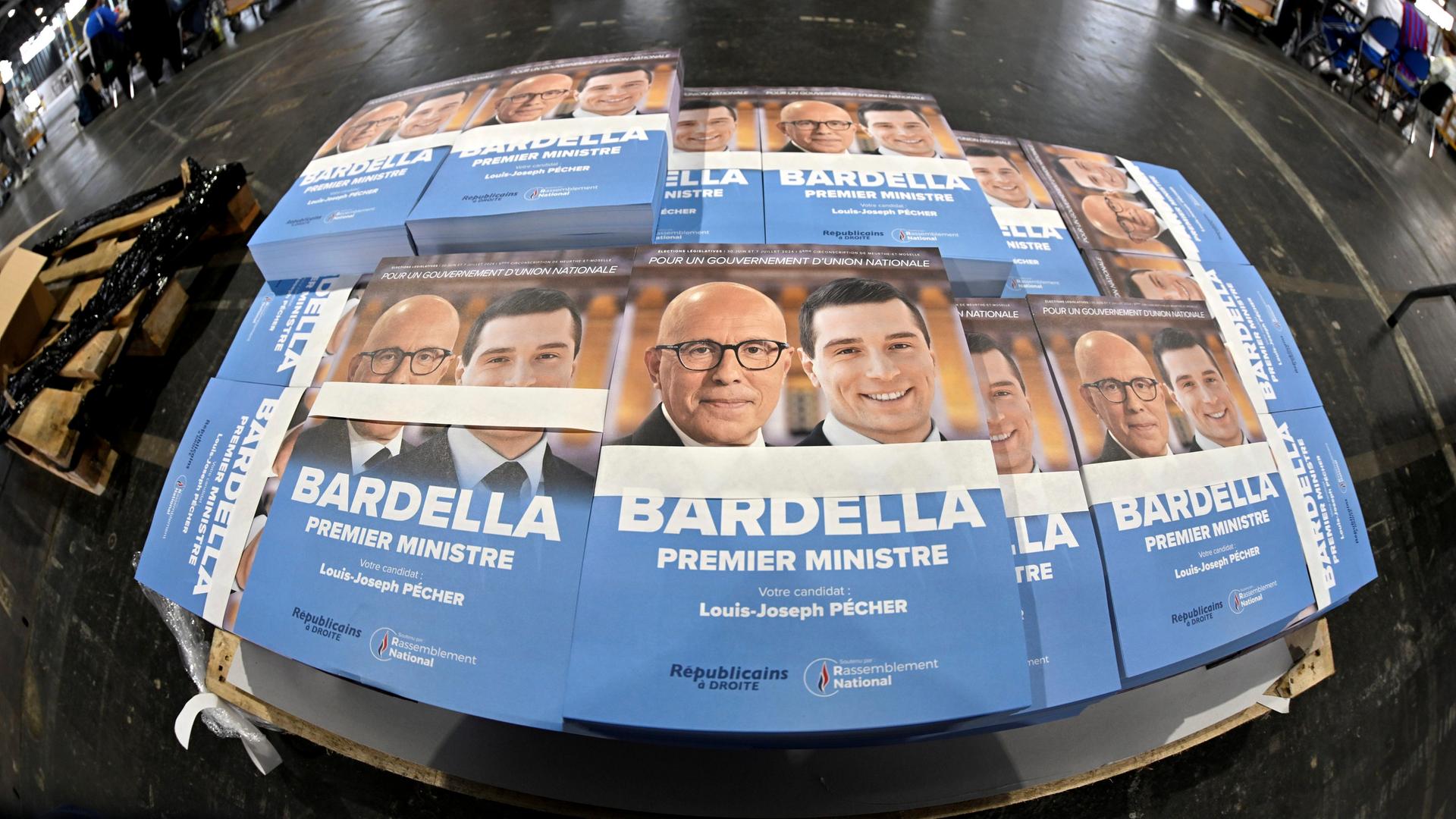 Ein Stapel mit Plakaten der Rechtsaußen-Partei von Marine Le Pen  