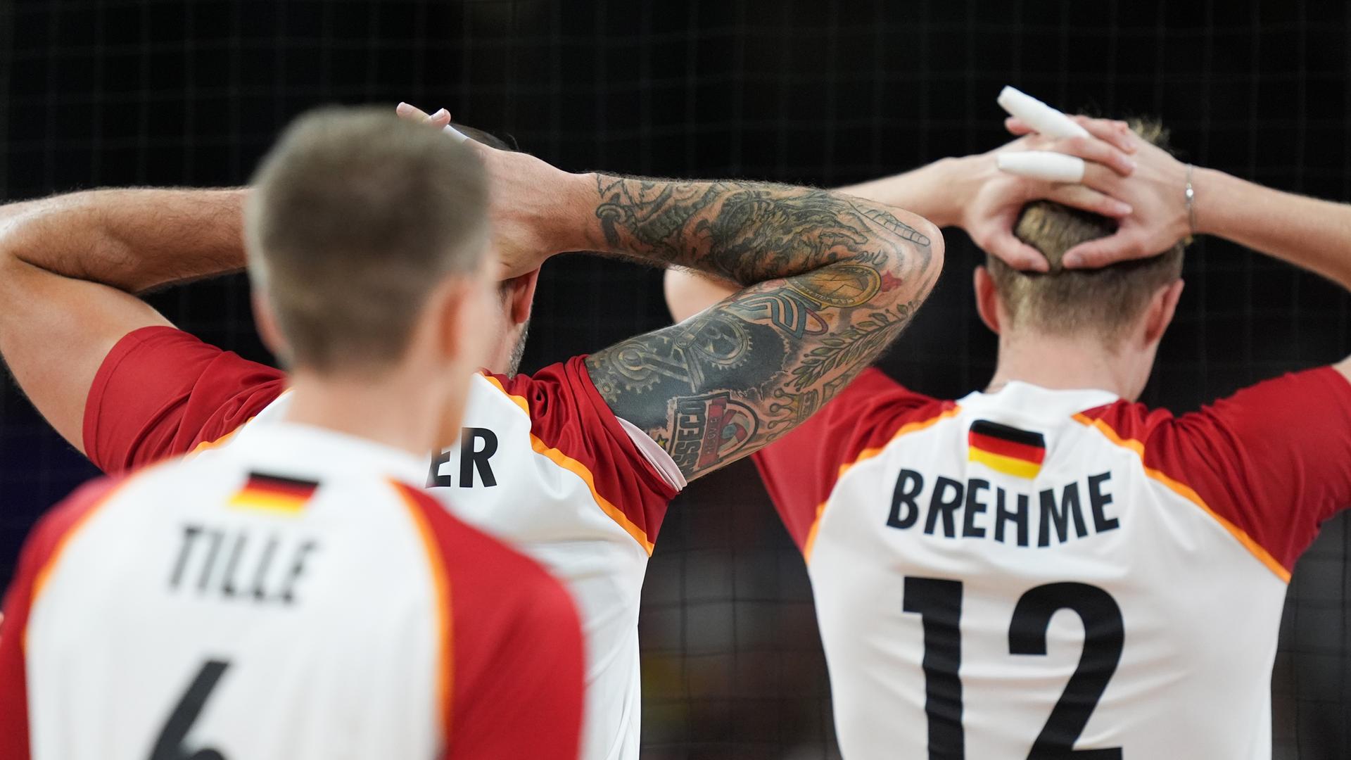 Olympia, Paris 2024, Volleyball, Männer, USA gegen Deutschland, die deutschen Spieler um Johannes Tille (l-r), Georg Grozer und Anton Brehme versuchen dem Gegner die Sicht zu nehmen. 