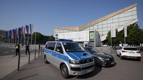 Nordrhein-Westfalen, Essen: Ein Polizeifahrzeug steht vor der Essener Grugahalle, wo am Wochenende die AfD ihren Parteitag abhalten wird.