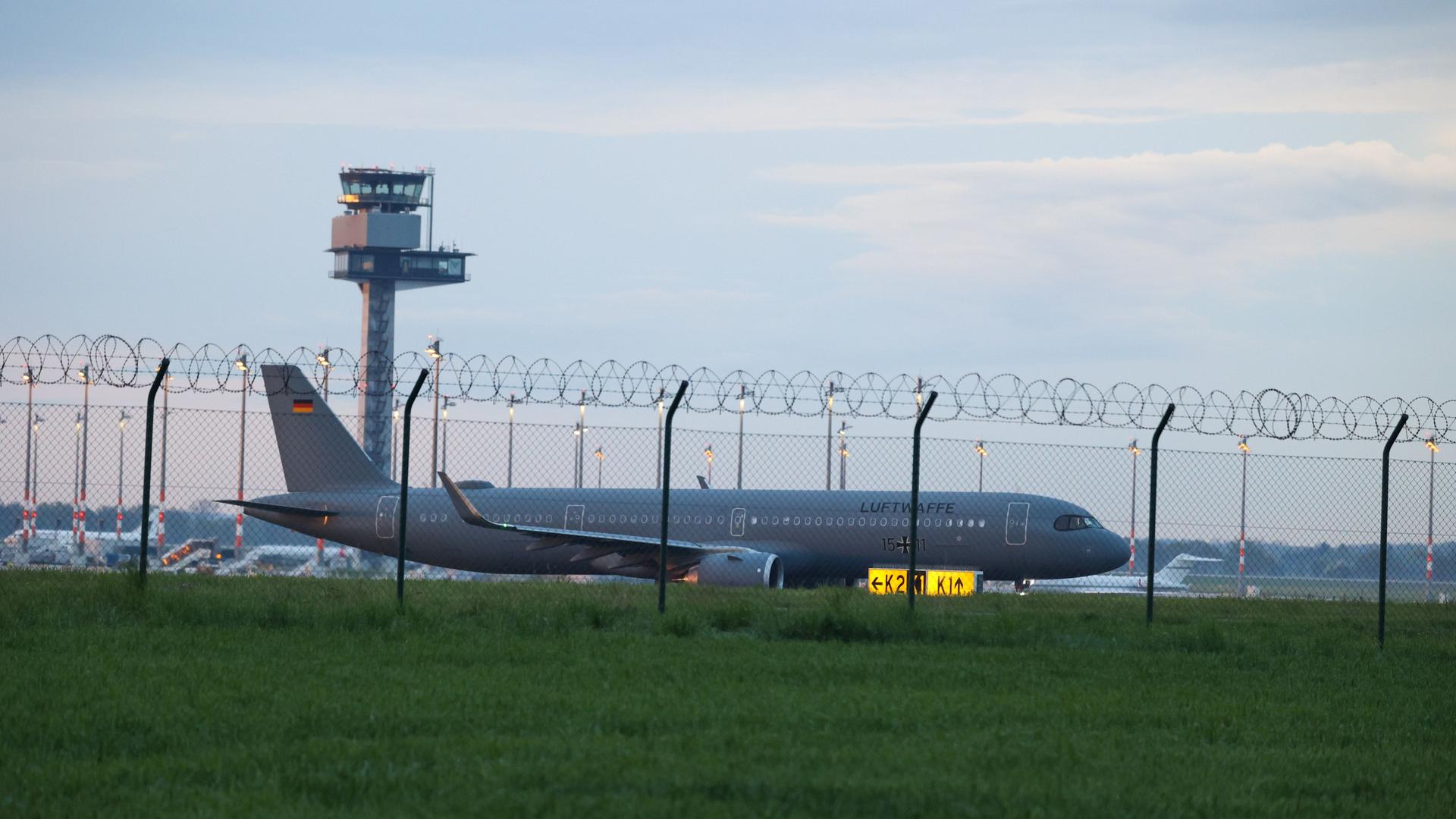 Berlin: Ein Airbus der Luftwaffe landet mit aus dem Sudan evakuierten Bundesbürgern auf dem Flughafen BER. Berlin: Ein Airbus der Luftwaffe landet mit aus dem Sudan evakuierten Bundesbürgern auf dem Flughafen BER.