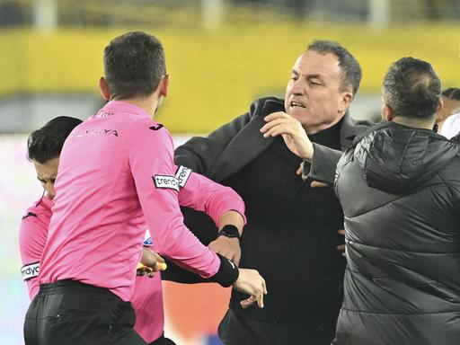 Faruk Koca, Präsident von Ankaragücü bei seinem tätlichen Angriff gegen Schiedsrichter Halil Umut Meler auf dem Spielfeld nach dem Spiel der türkischen SüperLig am 11.12.2023 zwischen Ankaragücü undd Rizespor im Eryaman Stadion in Ankara,

