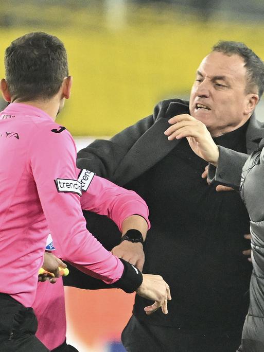 Faruk Koca, Präsident von Ankaragücü bei seinem tätlichen Angriff gegen Schiedsrichter Halil Umut Meler auf dem Spielfeld nach dem Spiel der türkischen SüperLig am 11.12.2023 zwischen Ankaragücü undd Rizespor im Eryaman Stadion in Ankara,

