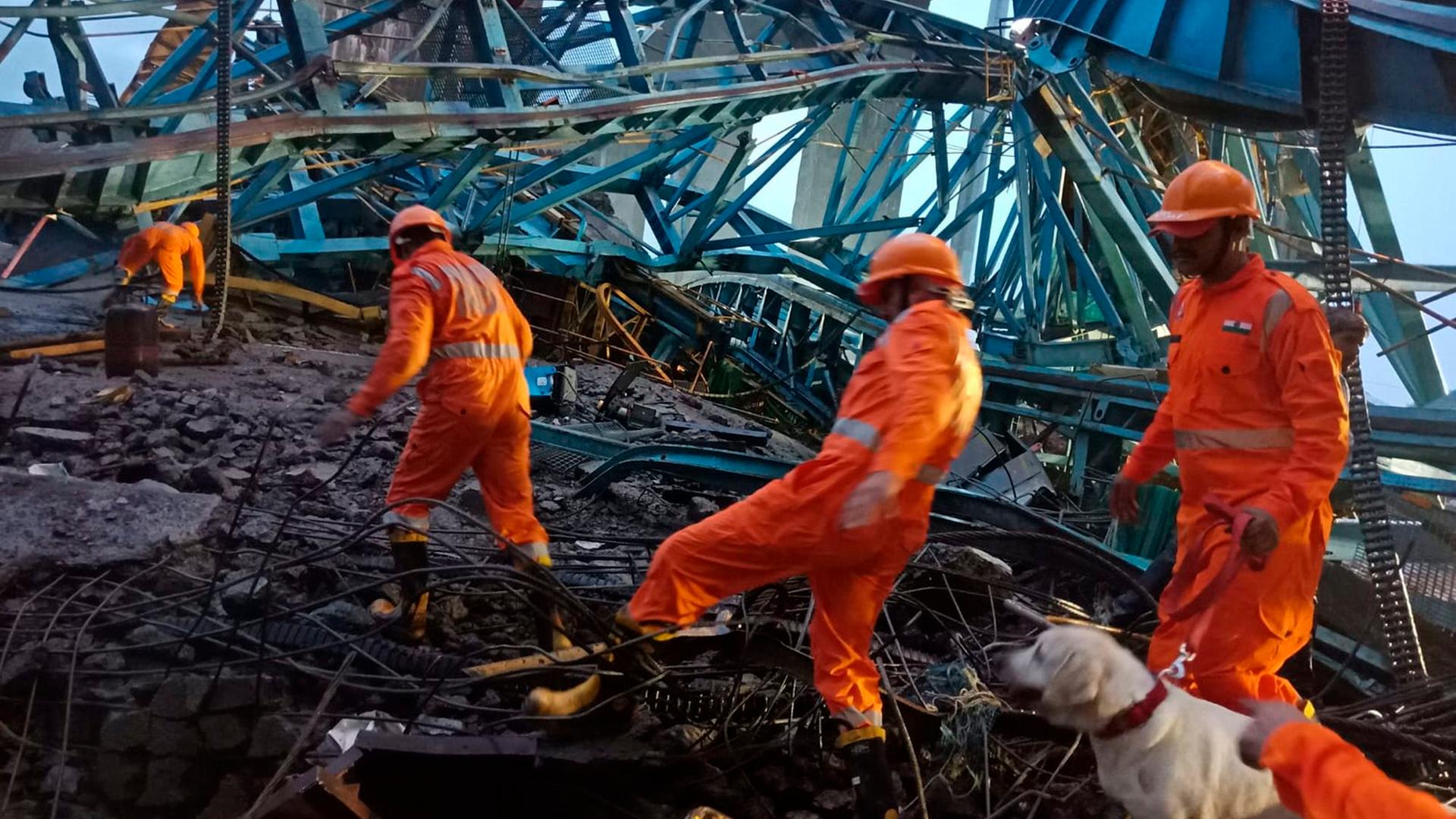 Indien, Thane: Dieses von der indischen National Disaster Response Force (NDRF) zur Verfügung gestellte Foto zeigt Mitarbeiter des Katastrophendienstes bei Rettungsarbeiten nach einem Unfall auf einer Brücke der im Bau befindlichen Samruddhi-Schnellstraße.