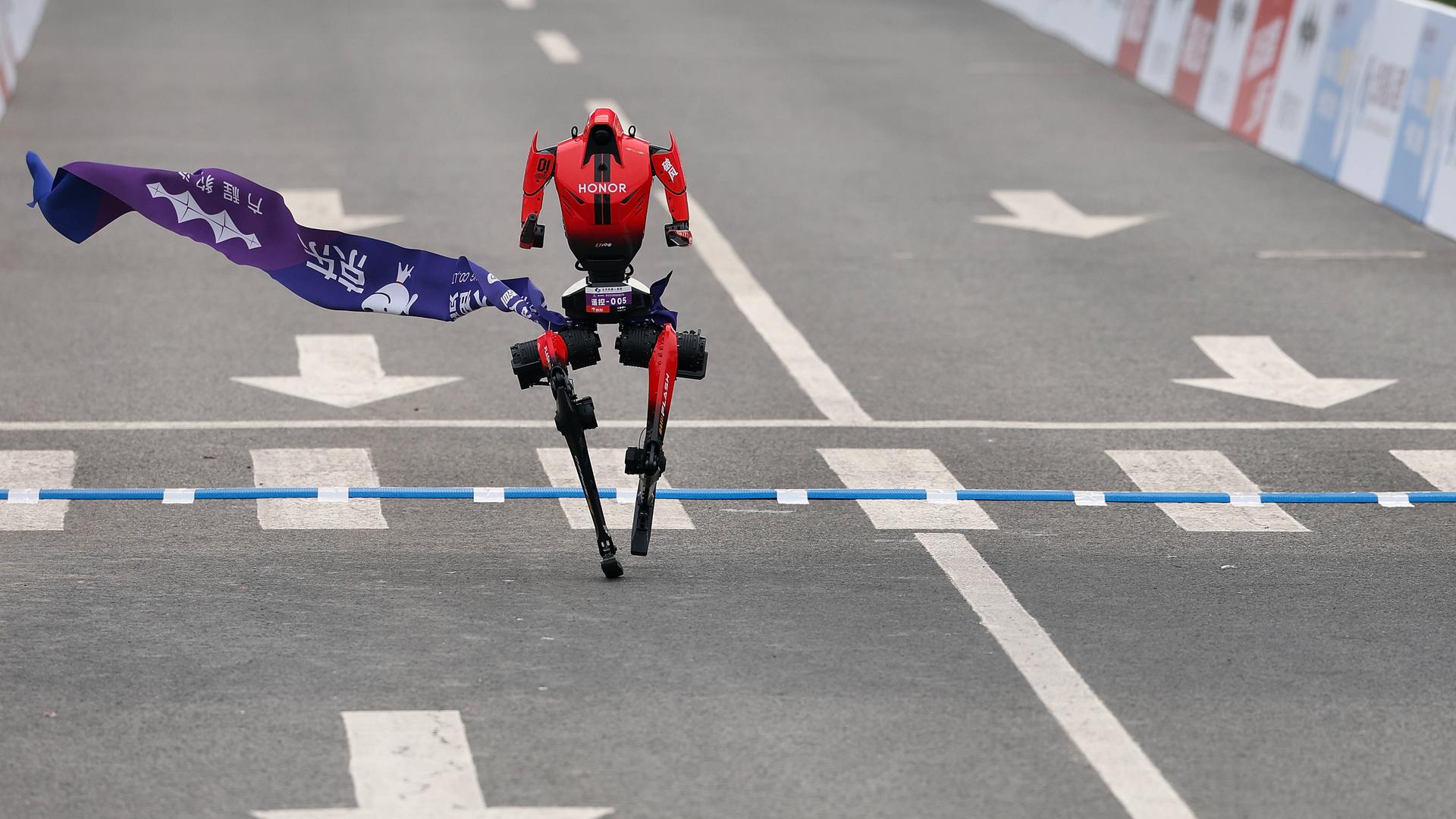 Das Foto zeigt einen roten Roboter, der einen Halb-Marathon in Peking gewonnen hat.