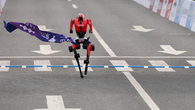Das Foto zeigt einen roten Roboter, der einen Halb-Marathon in Peking gewonnen hat.