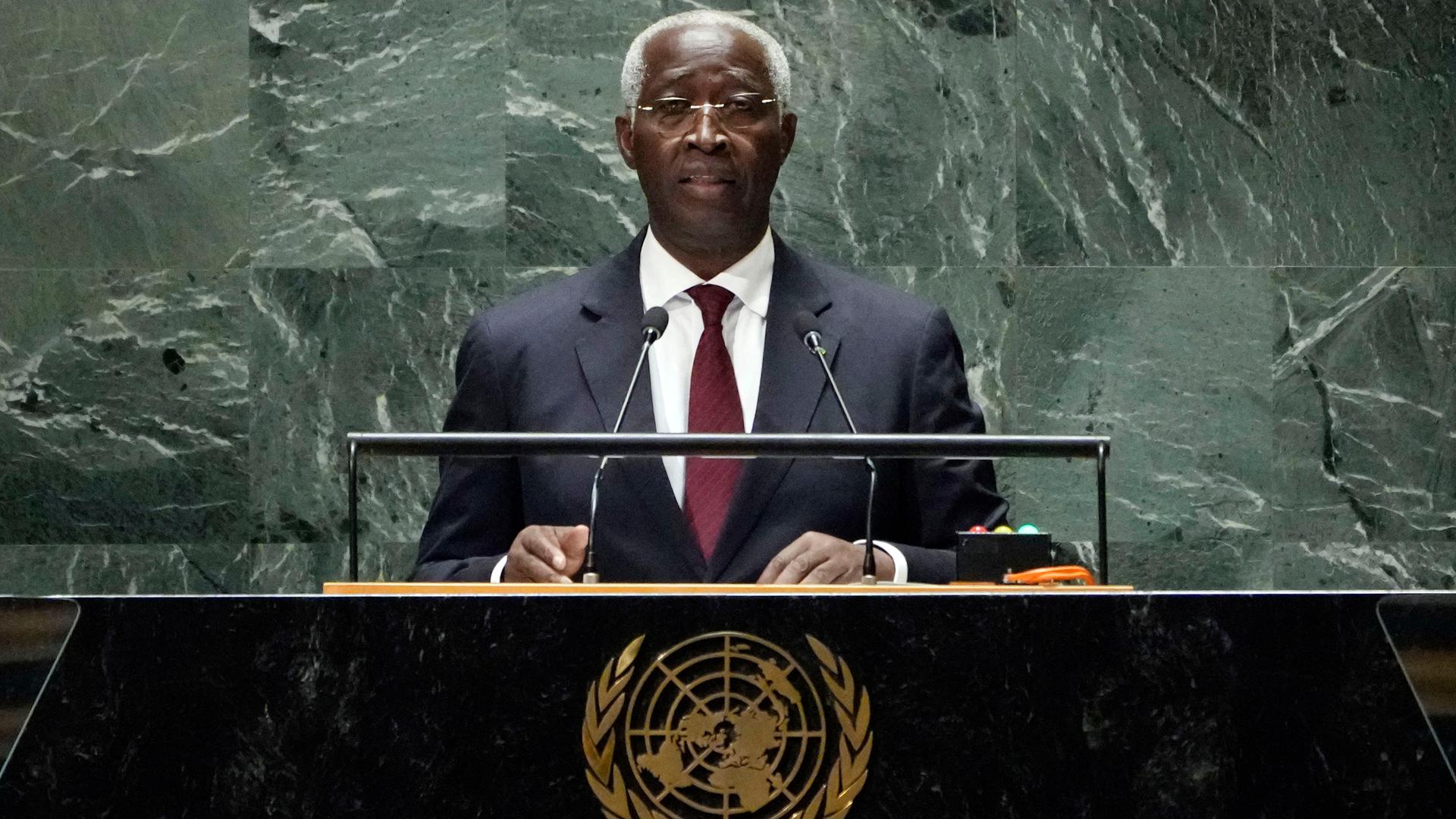 Gabuns Übergangs-Ministerpräsident Raymond Ndong Sima am Rednerpult der Vereinten Nationen.