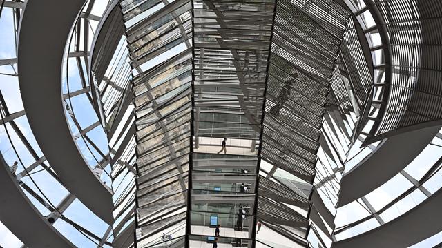 Die gläserne Reichstagskuppel im Bundestag von innen gesehen. 