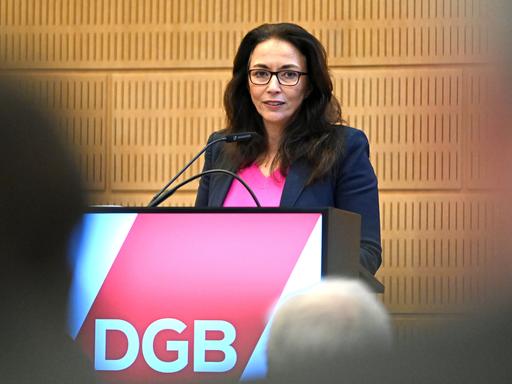 Jasmin Fahimi, Bundesvorsitzende des Deutschen Gewerkschaftsbundes (DGB), spricht bei der Sozialstaatskonferenz von DGB-Bundesvorstand und den Arbeitskammern Jasmin Fahimi, Bundesvorsitzende des Deutschen Gewerkschaftsbundes (DGB), spricht bei der Sozialstaatskonferenz von DGB-Bundesvorstand und den Arbeitskammern