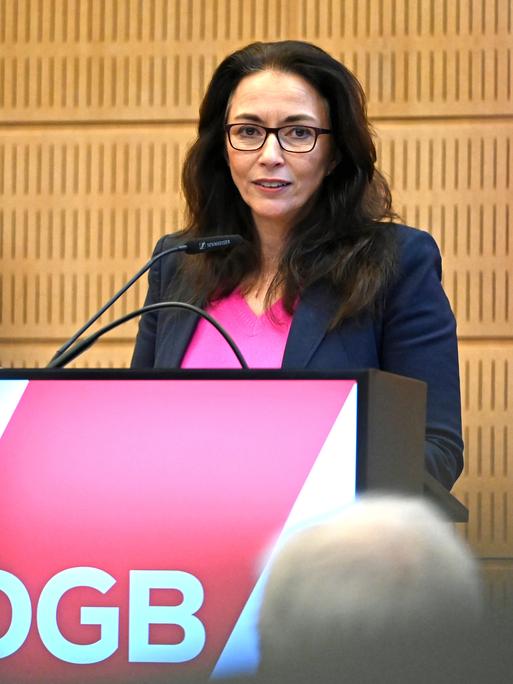 Jasmin Fahimi, Bundesvorsitzende des Deutschen Gewerkschaftsbundes (DGB), spricht bei der Sozialstaatskonferenz von DGB-Bundesvorstand und den Arbeitskammern Jasmin Fahimi, Bundesvorsitzende des Deutschen Gewerkschaftsbundes (DGB), spricht bei der Sozialstaatskonferenz von DGB-Bundesvorstand und den Arbeitskammern