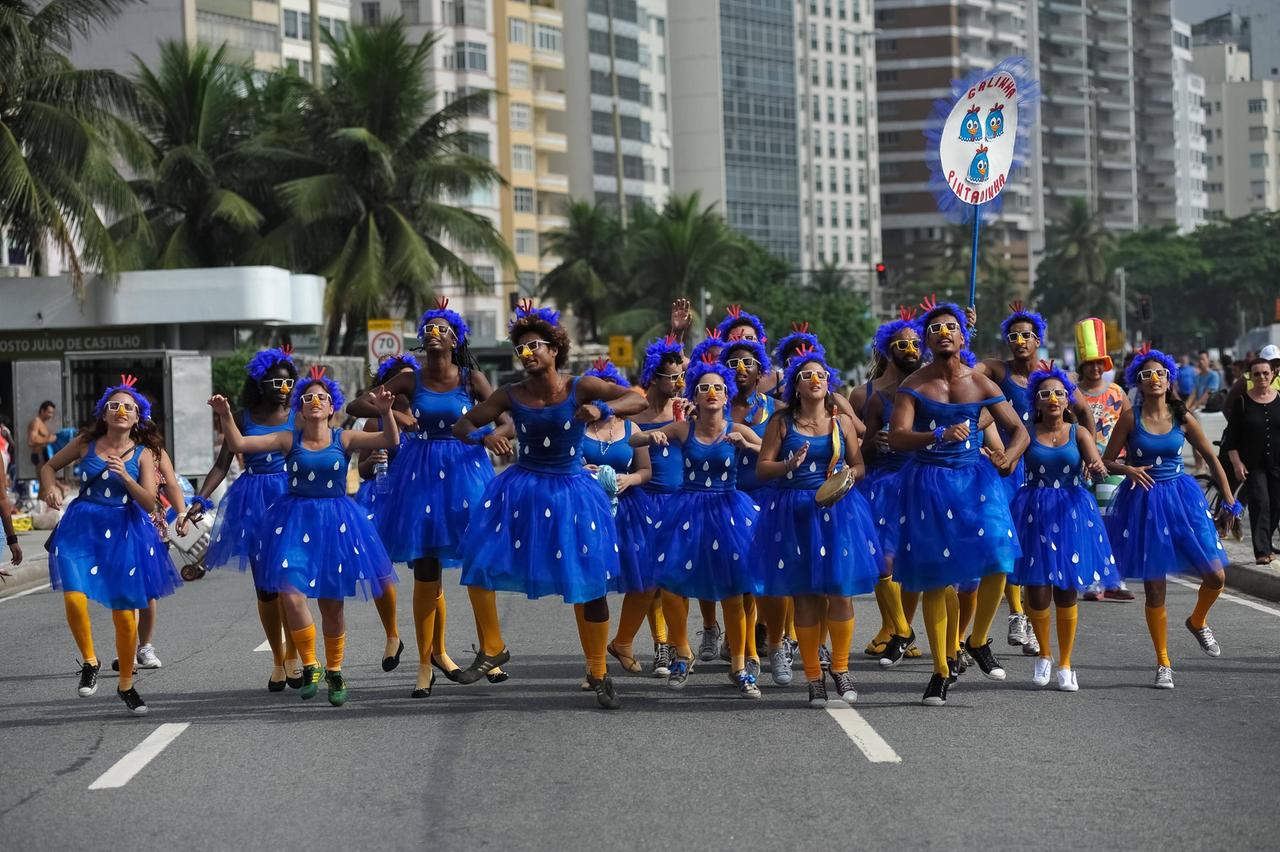 Das Foto zeigt den Straßenkarneval an der Copacabana in Rio de Janeiro im Jahr 2013.