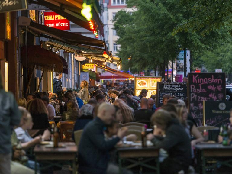 In der Simon-Dach-Straße in Berlin-Friedrichshain reiht sich auf beiden Seiten der Straße Restaurant an Restaurant. Besonders nach Einbruch der Dunkelheit sind die Plätze sehr begehrt.