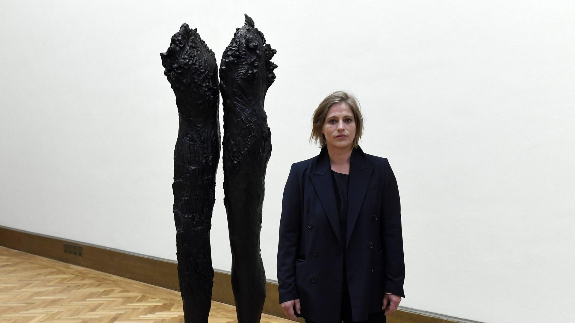 Die Künstlerin Stella Hamberg steht in der Galerie Rudolfinum in Prag im Jahr 2019.