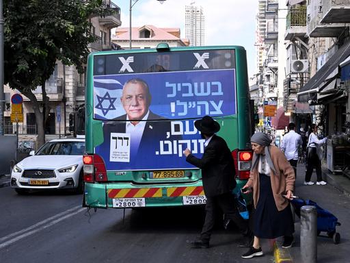 Wahlplakat von Gadi Eizenkot an der Rückseite eines Linienbusses in Jerusalem am 19. Oktober 2026, kurz vor der Wahl in Israel. Wahlplakat von Gadi Eizenkot an der Rückseite eines Linienbusses in Jerusalem am 19. Oktober 2026, kurz vor der Wahl in Israel.