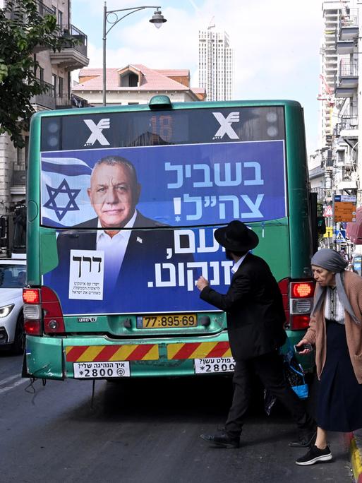 Wahlplakat von Gadi Eizenkot an der Rückseite eines Linienbusses in Jerusalem am 19. Oktober 2026, kurz vor der Wahl in Israel. Wahlplakat von Gadi Eizenkot an der Rückseite eines Linienbusses in Jerusalem am 19. Oktober 2026, kurz vor der Wahl in Israel.