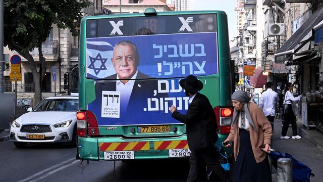 Wahlplakat von Gadi Eizenkot an der Rückseite eines Linienbusses in Jerusalem am 19. Oktober 2026, kurz vor der Wahl in Israel. Wahlplakat von Gadi Eizenkot an der Rückseite eines Linienbusses in Jerusalem am 19. Oktober 2026, kurz vor der Wahl in Israel.