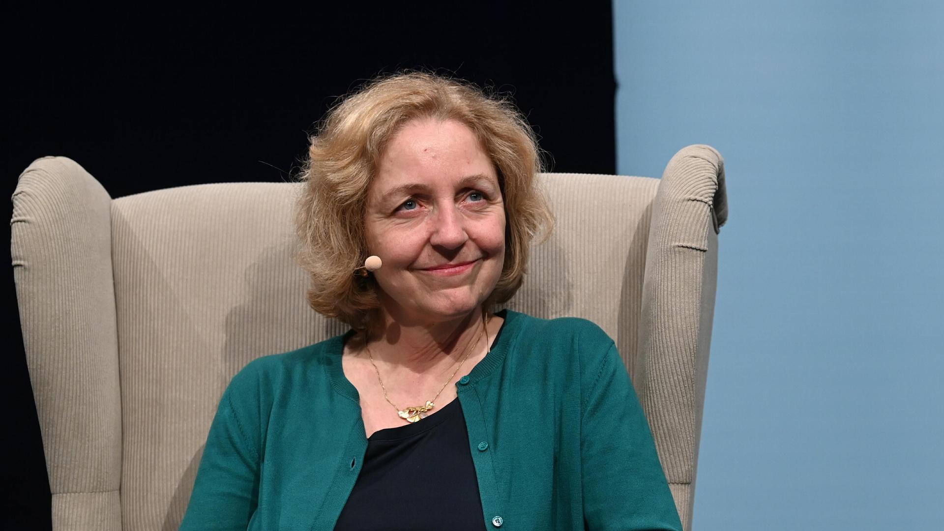 Rechtswissenschaftlerin Angelika Nußberger sitzt in einem grauen Sessel. Rechtswissenschaftlerin Angelika Nußberger sitzt in einem grauen Sessel.