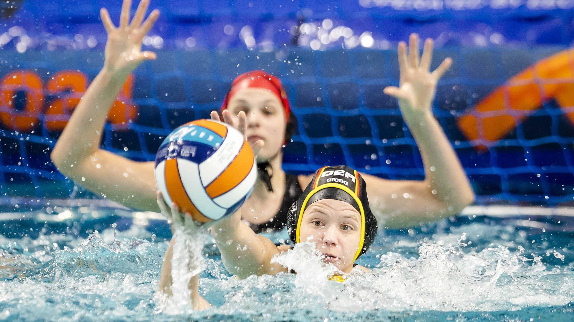 Ira Deike und Darja Heinbichner aus Deutschland kämpfen während des Wasserball-Europameisterschaftsspiels der Frauen um den Ball.