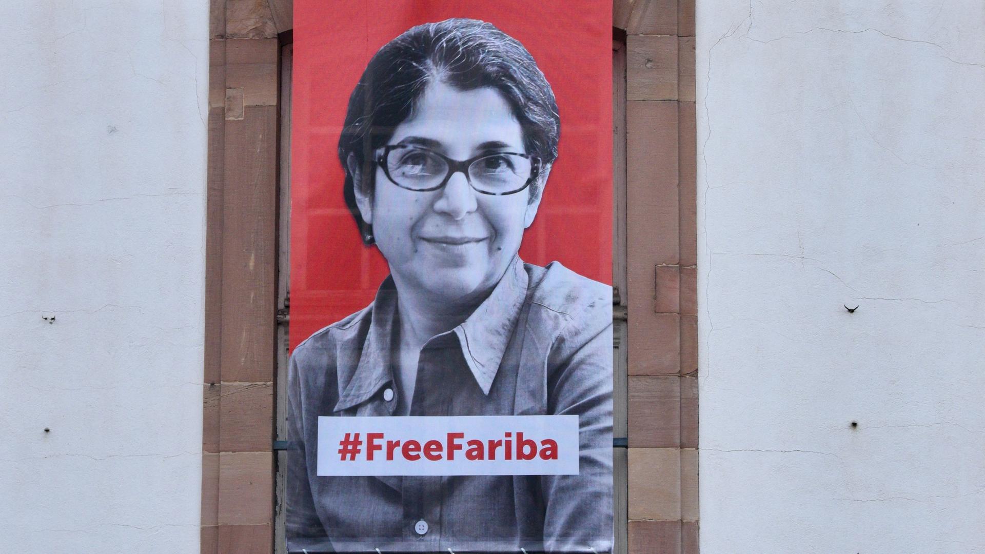 Ein Plakat mit dem Bild der iranisch-französisch Wissenschaftlerin Fariba Adelkhah Ein Plakat mit dem Bild der iranisch-französisch Wissenschaftlerin Fariba Adelkhah
