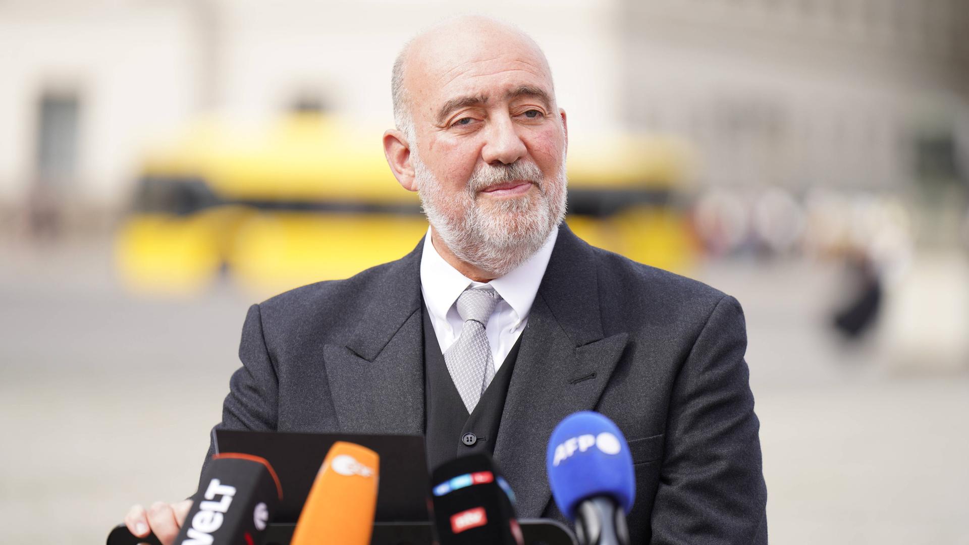 Der neue israelische Botschafter in Deutschland, Ron Prosor, bei seiner Antrittsrede auf dem Bebelplatz in Berlin