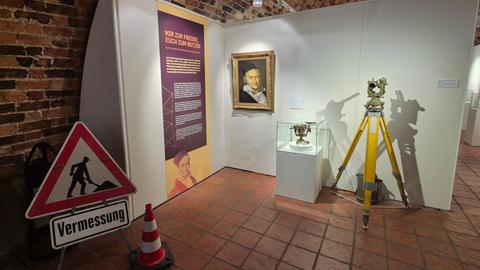 Der Ausstellungsraum in Gifhorn zeigt, wie Carl Friedrich Gauß vor 200 Jahren das Königreich Hannover vermessen hat. Gezeigt werden unter anderen ein Porträt und ein Vermessungsgerät. 