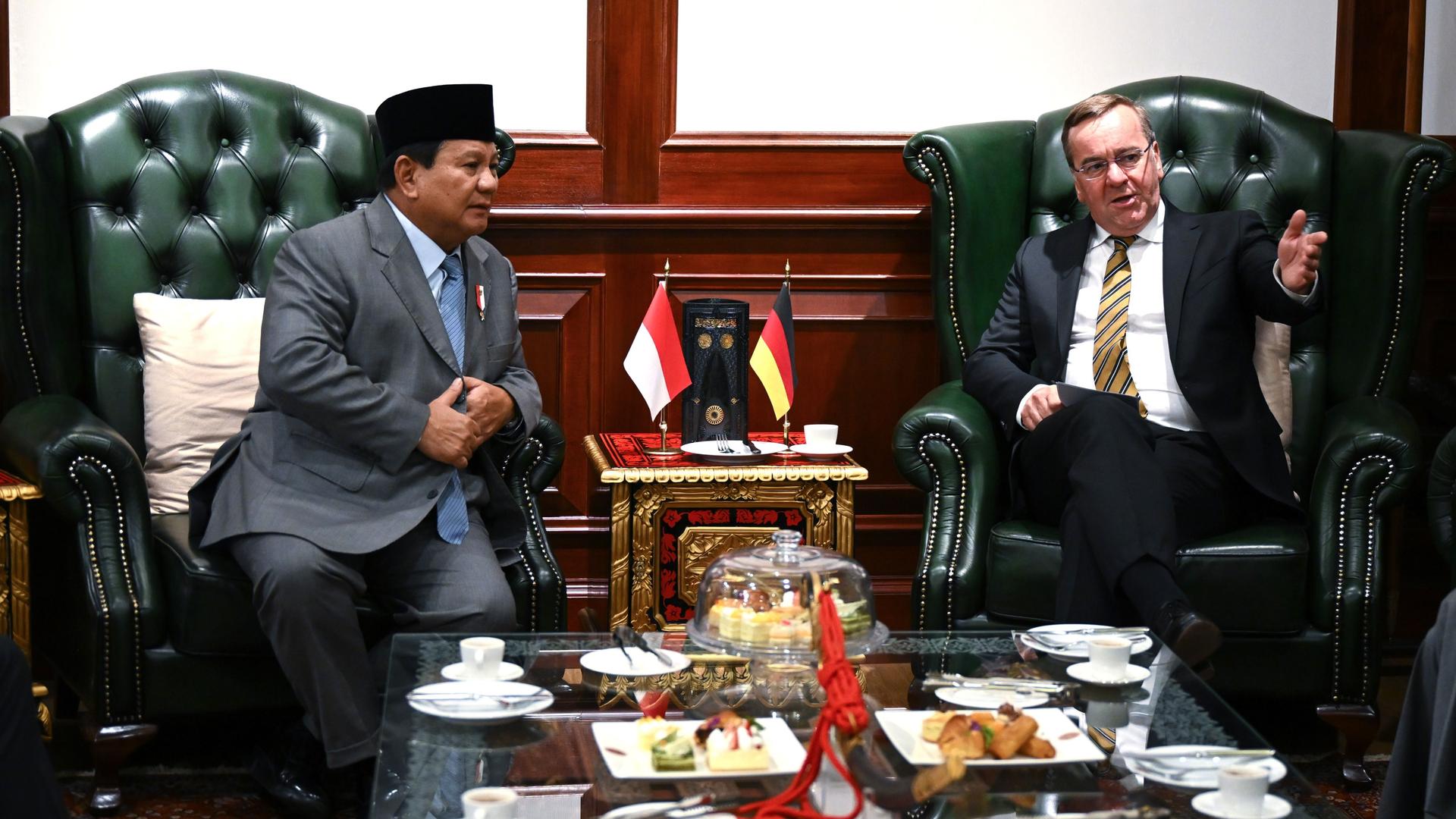 Indonesien, Jakarta: Boris Pistorius (r, SPD), Bundesminister der Verteidigung, wird vom indonesischen Verteidigungsminister Prabowo Subianto empfangen.