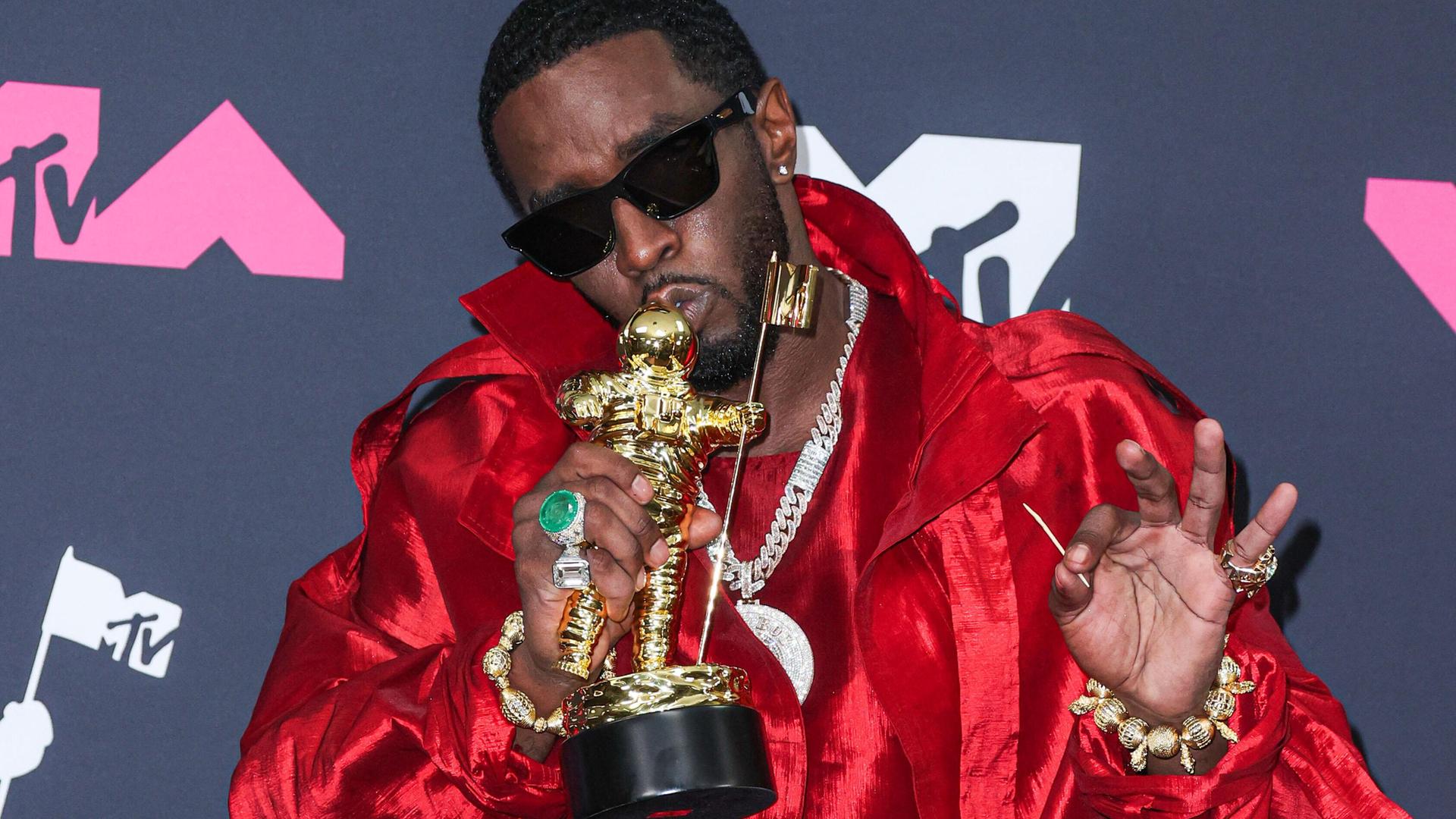 Der Rapper Sean Combs alias P. Diddy posiert mit einem Preis bei den MTV Music Awards vor der Kamera, er trägt eine Sonnenbrille. Der Rapper Sean Combs alias P. Diddy posiert mit einem Preis bei den MTV Music Awards vor der Kamera, er trägt eine Sonnenbrille.