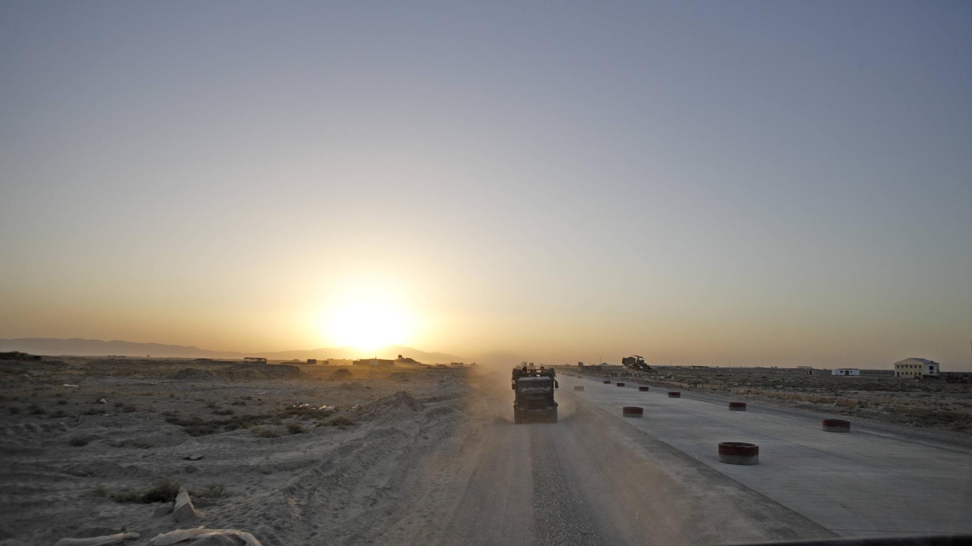 Journalisten werden am 2.9.2008 vom Flughafen Kunduz mit dem Mehrzweckfahrzeug MUNGO in das Bundeswehrlager gefahren. Journalisten werden am 2.9.2008 vom Flughafen Kunduz mit dem Mehrzweckfahrzeug MUNGO in das Bundeswehrlager gefahren.