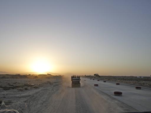 Journalisten werden am 2.9.2008 vom Flughafen Kunduz mit dem Mehrzweckfahrzeug MUNGO in das Bundeswehrlager gefahren.