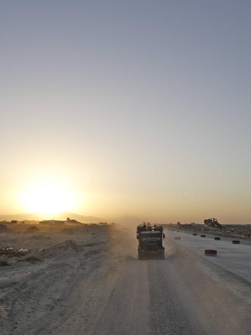 Journalisten werden am 2.9.2008 vom Flughafen Kunduz mit dem Mehrzweckfahrzeug MUNGO in das Bundeswehrlager gefahren.