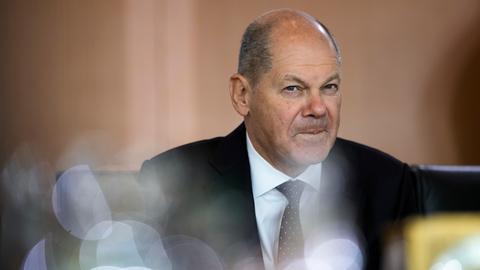 Bundeskanzler Scholz in Berlin schaut in die Kamera.