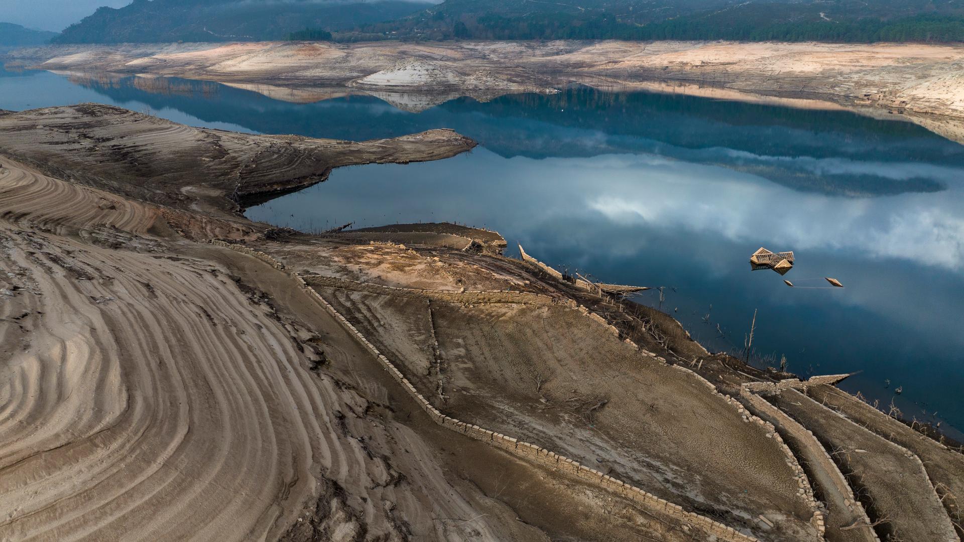 Im Lindoso Reservoir, im Nordwesten Spaniens, hat ein See deutlich Wasser verloren, das Ufer ist ausgetrocknet.