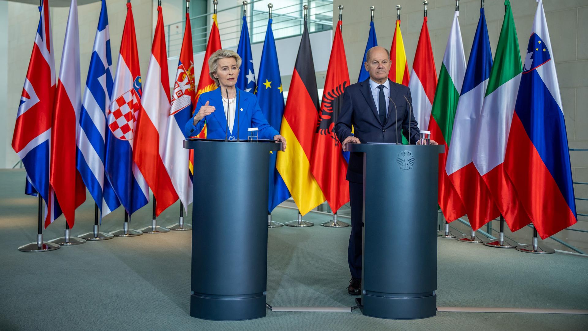 Berlin: Ursula von der Leyen (l), Präsidentin der EU-Kommission, nimmt neben Bundeskanzler Olaf Scholz (SPD), an der Pressekonferenz nach dem Westbalkan-Gipfel im Kanzleramt teil. Hinter ihnen die Fahnen der Staaten.