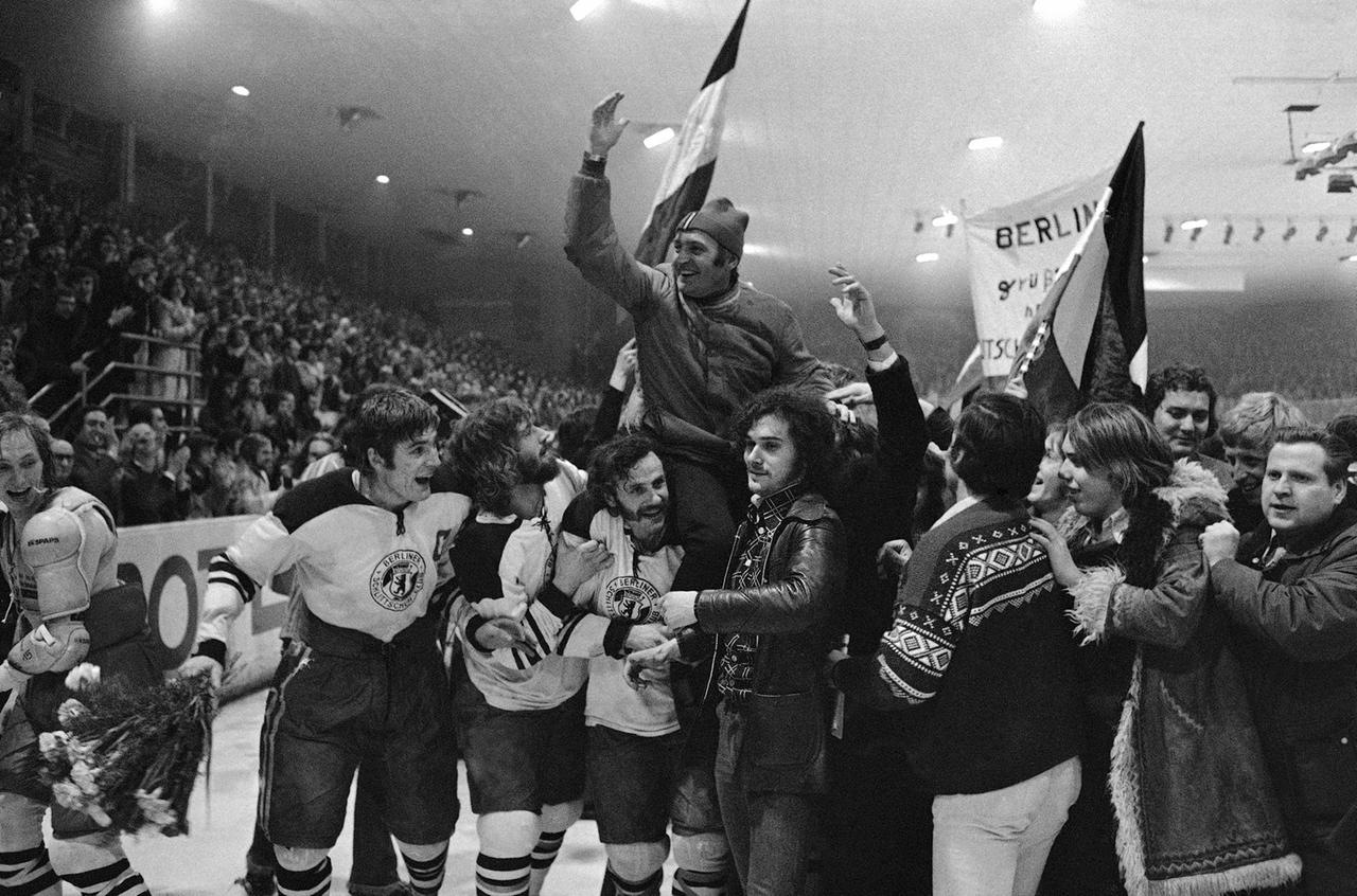 Spieler und Trainer des Berliner Schlittschuh-Club feiern den Gewinn der Deutschen Meisterschaft 1974 mit dem Sieg über den Augsburger EV.