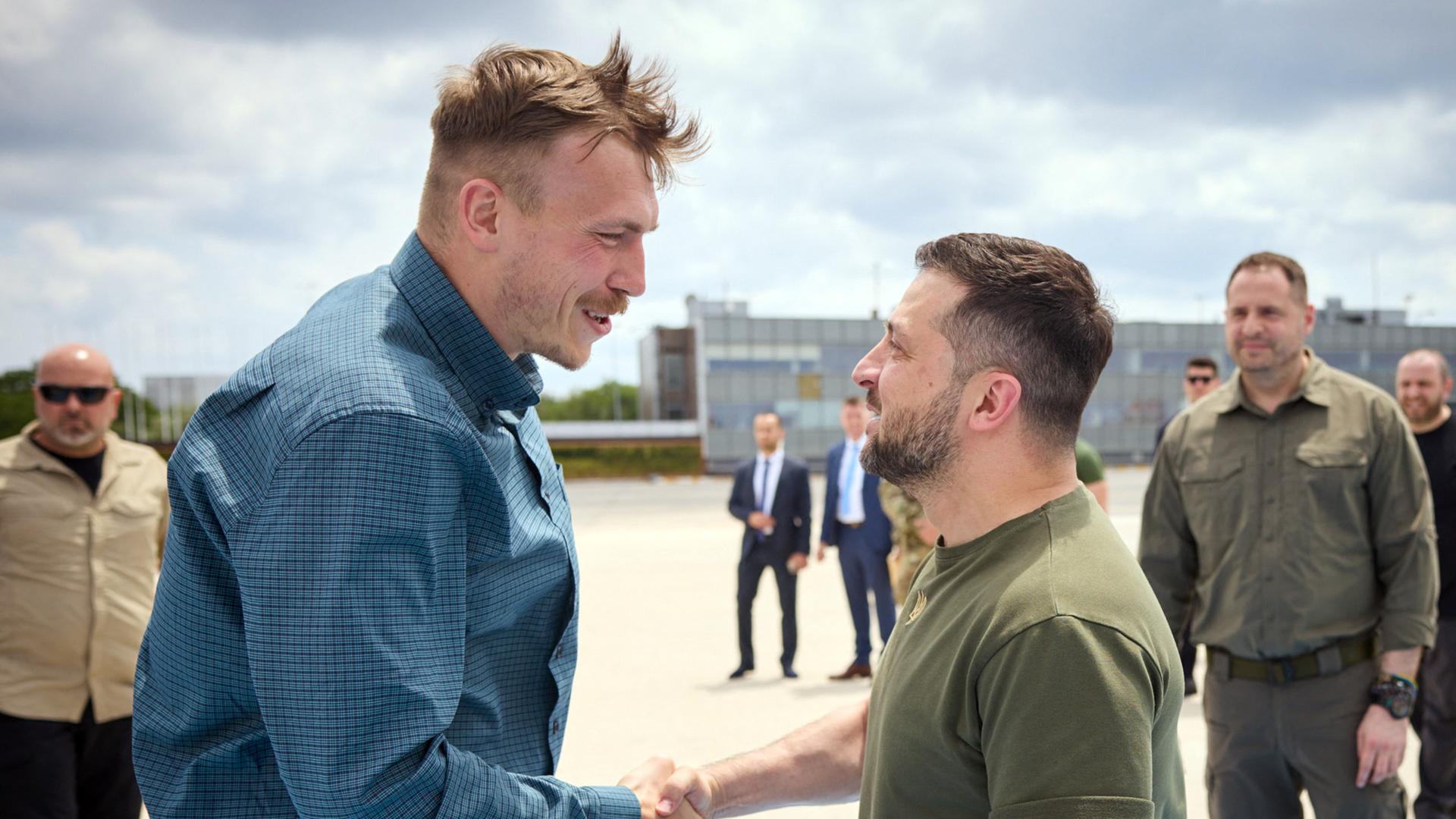 Ein vom ukrainischen Präsidialamt zur Verfügung gestelltes Foto zeigt den ukrainischen Präsidenten Selenskyj mit dem Kommandeur Denys Prokopenko, einem der Verteidiger des Stahlwerks Asow.