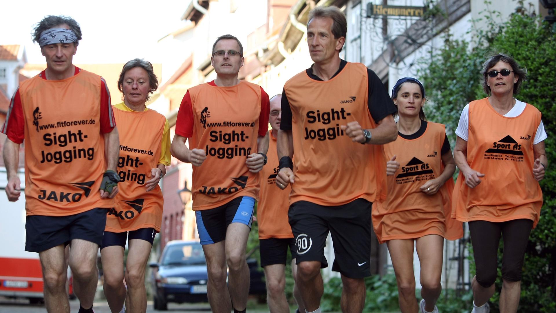 Mit einer Gruppe von Besuchern läuft der Stadtführer Jürgen Thies (3. v. rechts) durch Lüneburg (Foto vom 07.05.2008). Die Stadtführung der sportlichen Art ist in Niedersachsen angekommen. 