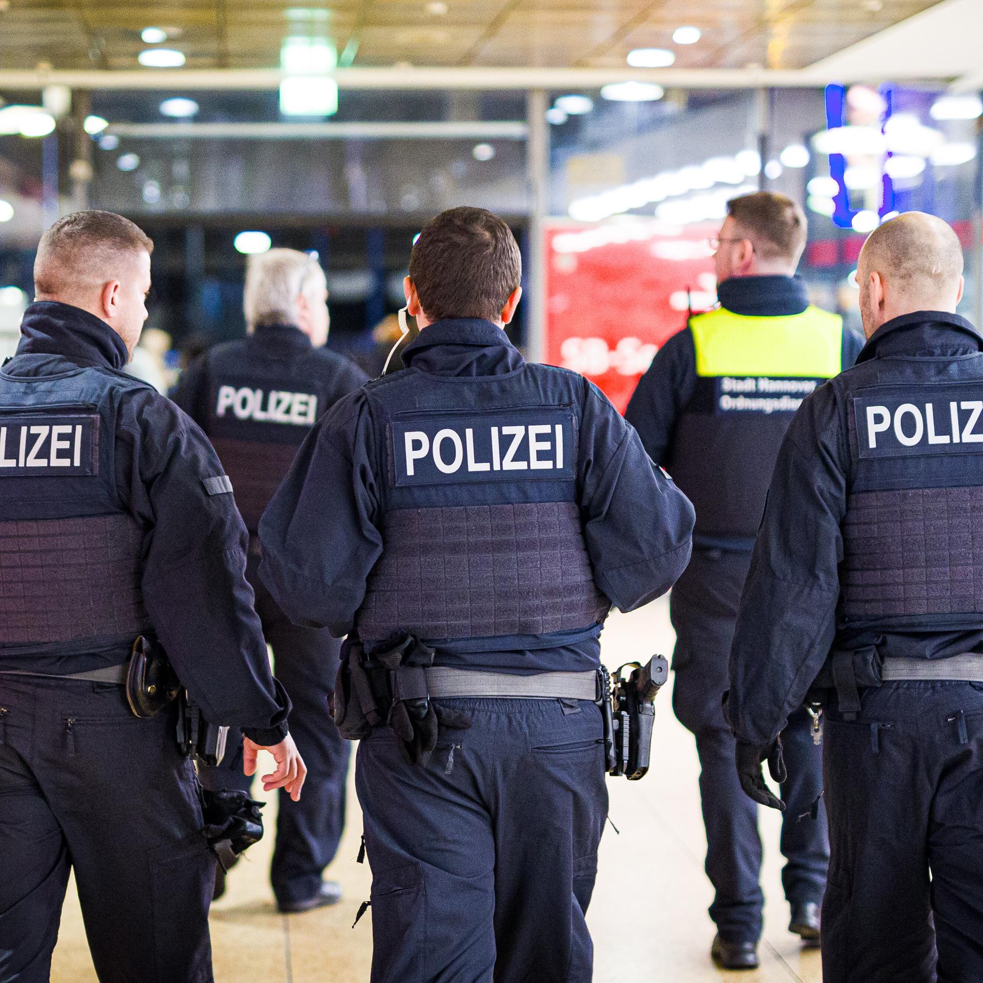 Einsatzkräfte von Bundespolizei und Ordnungsdienst der Stadt Hannover gehen durch den Hauptbahnhof. 