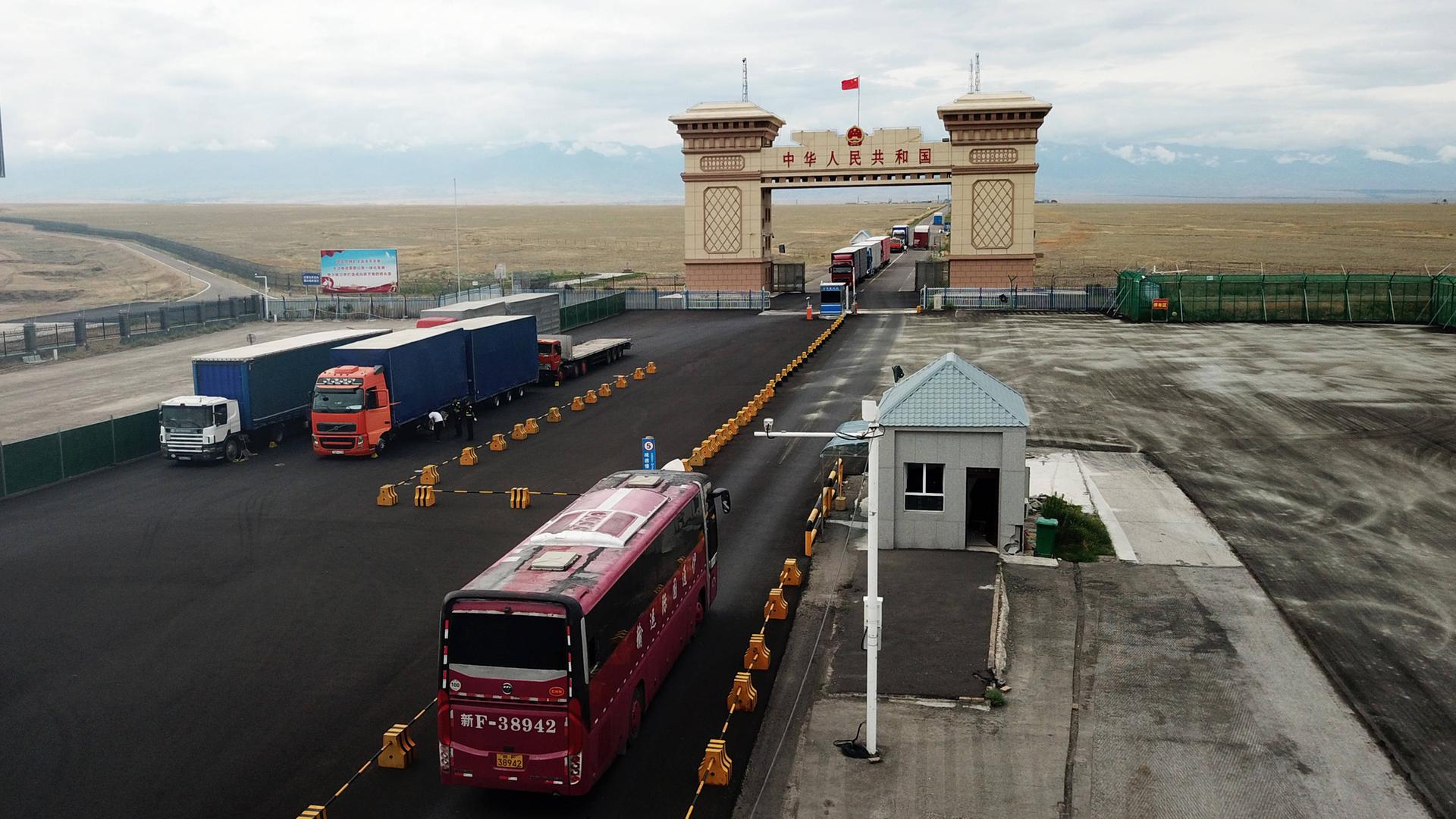 Ein Drohnenfoto vom 15. Juli 2024 zeigt LKW und  Reisebusse auf dem Weg nach Kasachstan am Kontrollpunkt Grenzstation Dulata im Nordwesten Chinas. 