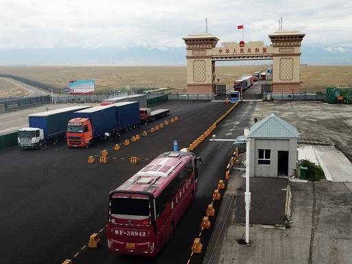 Ein Drohnenfoto vom 15. Juli 2024 zeigt LKW und Reisebusse auf dem Weg nach Kasachstan am Kontrollpunkt Grenzstation Dulata im Nordwesten Chinas. Ein Drohnenfoto vom 15. Juli 2024 zeigt LKW und Reisebusse auf dem Weg nach Kasachstan am Kontrollpunkt Grenzstation Dulata im Nordwesten Chinas.