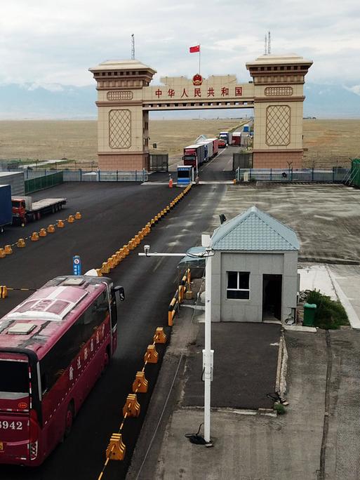 Ein Drohnenfoto vom 15. Juli 2024 zeigt LKW und  Reisebusse auf dem Weg nach Kasachstan am Kontrollpunkt Grenzstation Dulata im Nordwesten Chinas. 