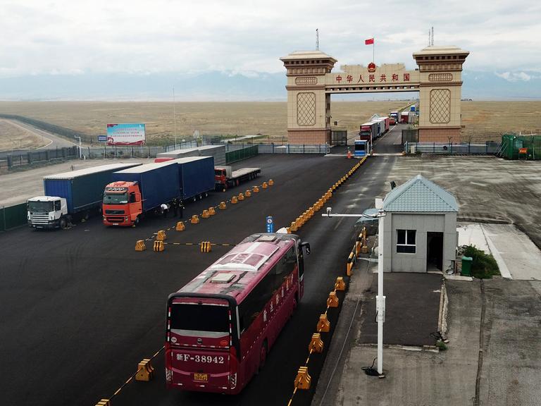 Ein Drohnenfoto vom 15. Juli 2024 zeigt LKW und  Reisebusse auf dem Weg nach Kasachstan am Kontrollpunkt Grenzstation Dulata im Nordwesten Chinas. 