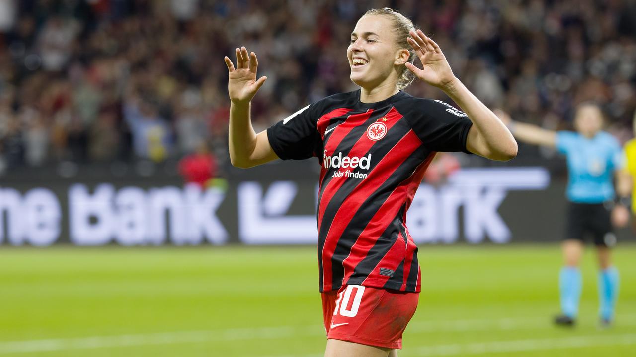 FuÃball, Frauen: Champions League, Eintracht Frankfurt - Sparta Prag, Zwischenrunde, 2. Runde, Hinspiele, Deutsche Bank Park. Laura Freigang (Eintracht Frankfurt, 10) läuft nach ihrem Tor zum 5:0 jubelnd zu ihren Mitspielerinnen.