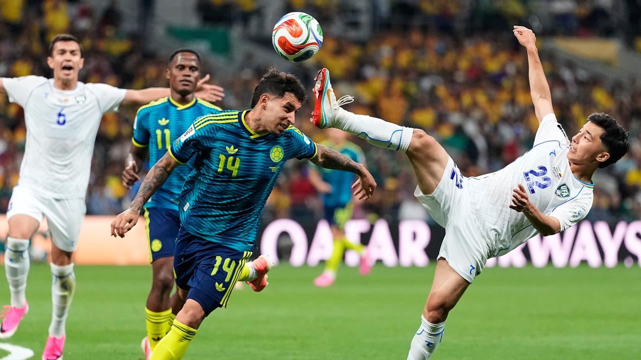 Bei der Fußball-Weltmeisterschaft 2026 rangeln der usbekische Spieler Abbosbek Fayzullaev und der kolumbische Spieler Gustavo Puerta um den Ball.