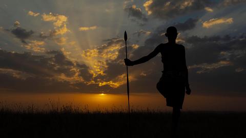 Massai mit Speer bei Sonnenuntergang