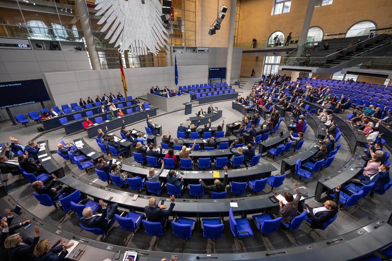 Blick in den etwa halb besetzten Bundestag