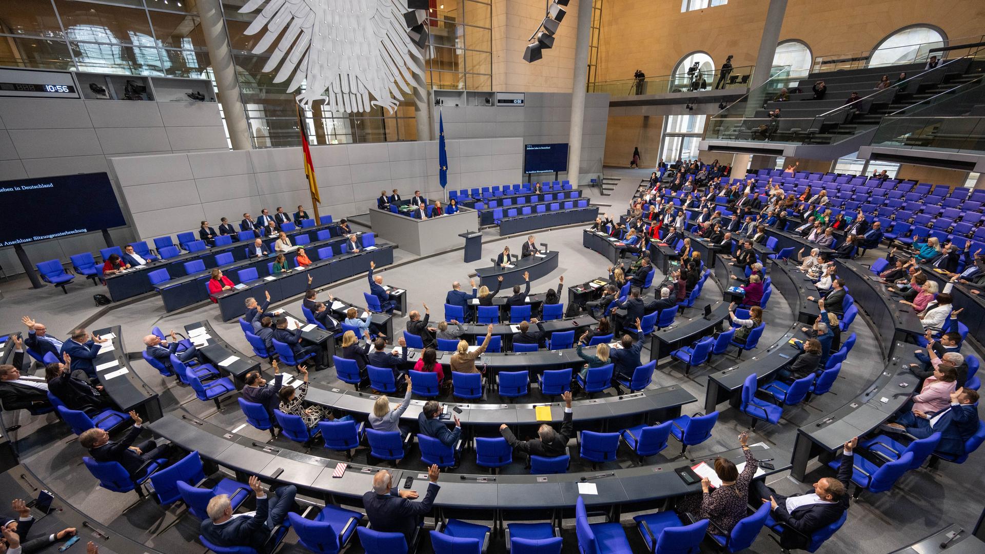 Blick in den etwa halb besetzten Bundestag