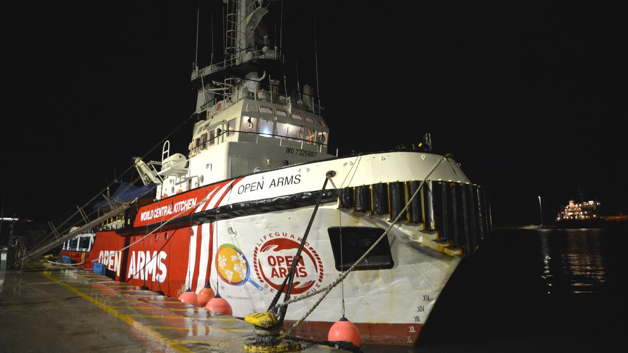 Das Schiff der Hilfsorganisation Open Arms liegt im Hafen von Larnaca in Zypern.
