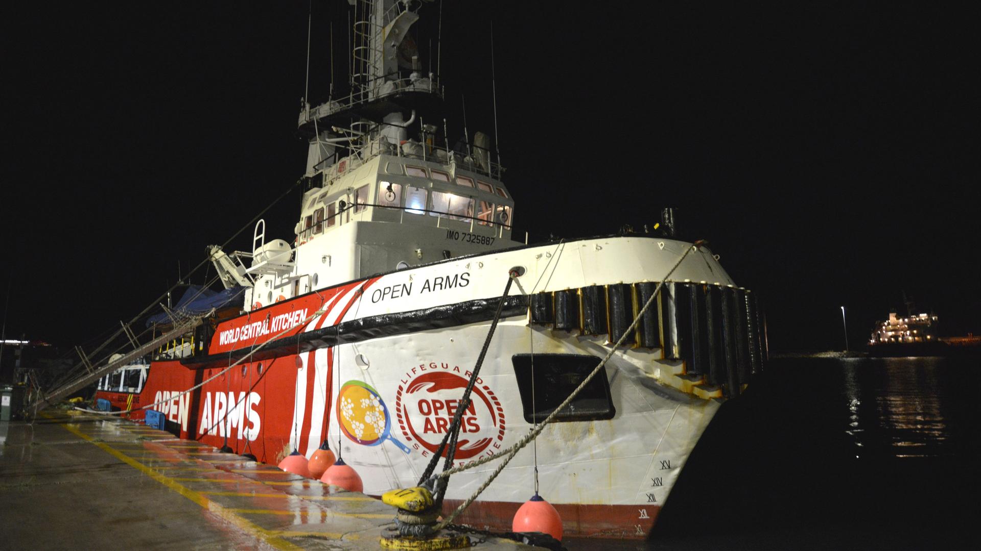 Das Schiff der Hilfsorganisation Open Arms liegt im Hafen von Larnaca in Zypern. Das Schiff der Hilfsorganisation Open Arms liegt im Hafen von Larnaca in Zypern.