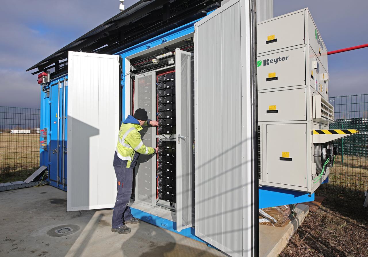 Bauleiter Malte Klebe öffnet den Schrank eines Batteriespeichers der Firma EDF Renewables Deutschland GmbH. Der 2024 installierte Batteriespeicher wird in Kooperation mit der Hasseröder Brauerei GmbH betrieben. Bauleiter Malte Klebe öffnet den Schrank eines Batteriespeichers der Firma EDF Renewables Deutschland GmbH. Der 2024 installierte Batteriespeicher wird in Kooperation mit der Hasseröder Brauerei GmbH betrieben.
