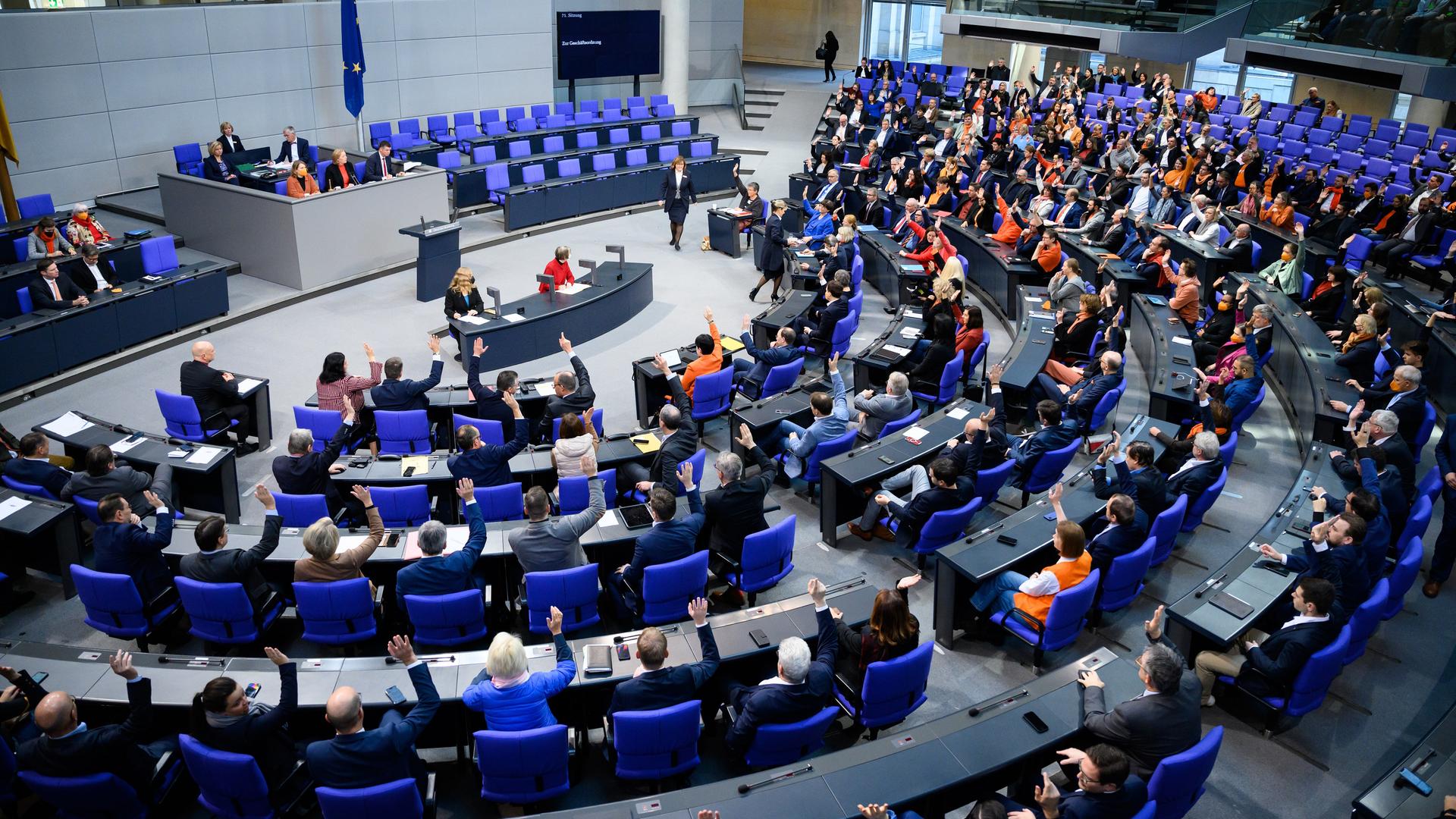 Bundestagsabgeordnete stimmen in einer Plenarsitzung im Deutschen Bundestag ab.